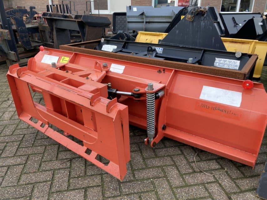 Sneeuwschuiven in breedtes 2,10, 2,40 en 2,50 m