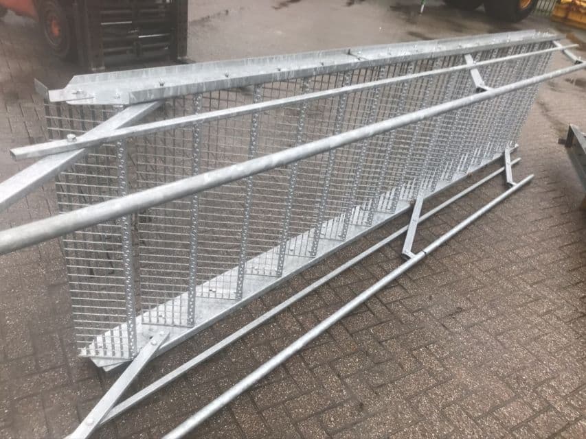 Verzinkte trap met leuning, nieuw