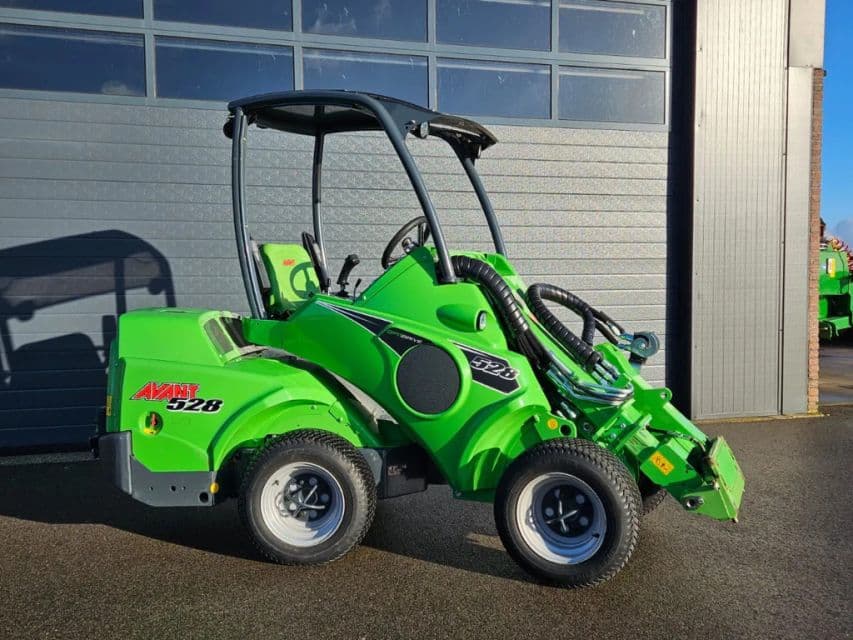 Avant 528 mini-shovel