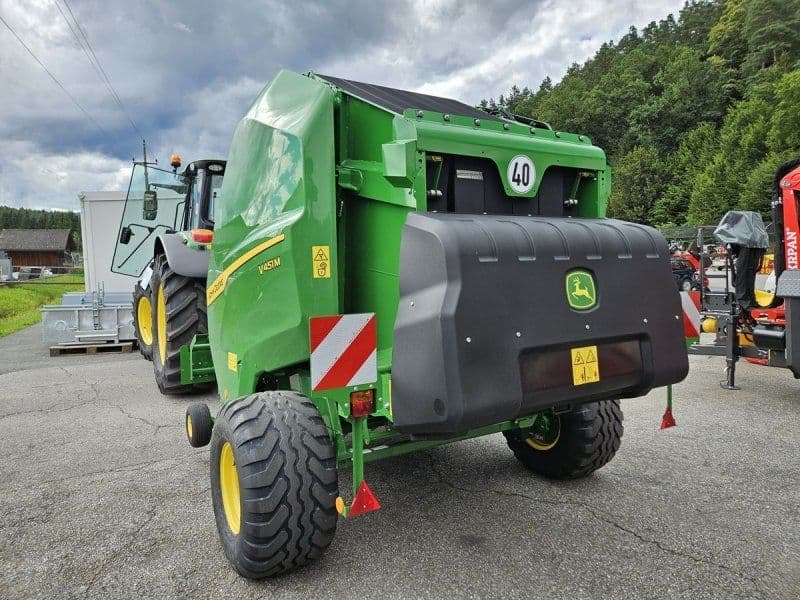 John Deere V451M