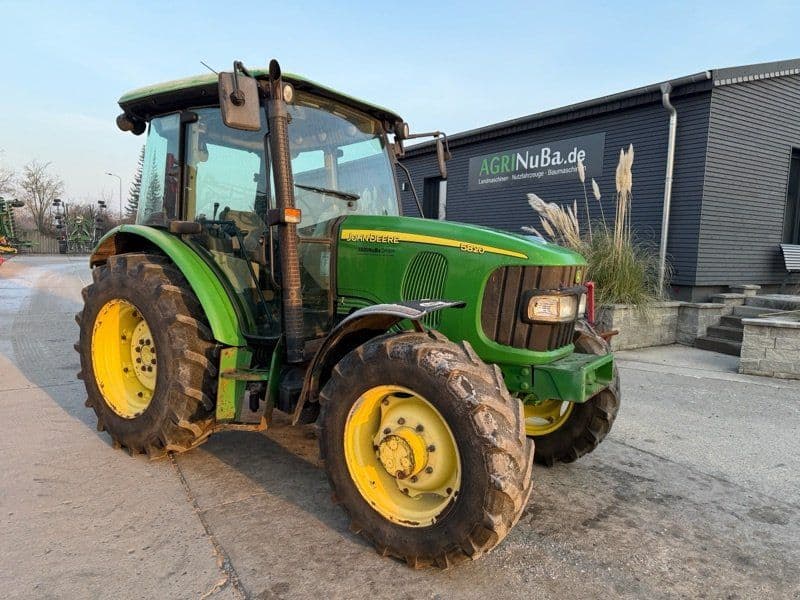 John Deere 5820