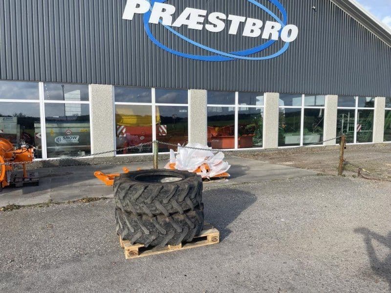 Pirelli 340/85R 24 .