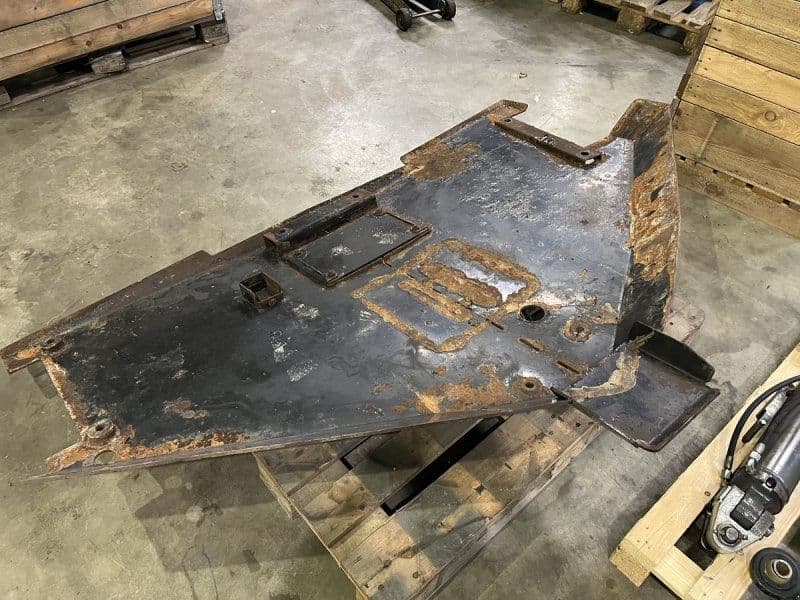 Unterbodenschutz /Forstplatte zu Valtra T4 Serie