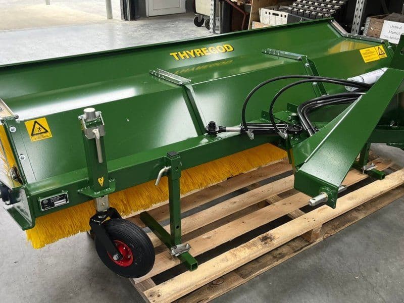 Thyregod TK 2800 med nylon børster og hydraulisk sving. brede 2800 og fej