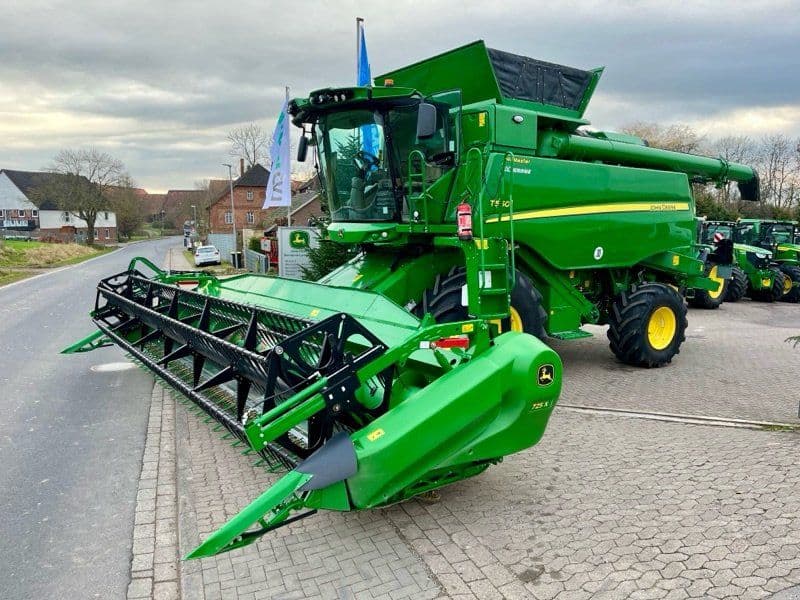 John Deere T560HM