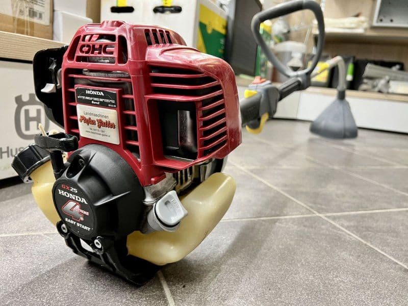 Honda UMS 425E mit Fadenkopf