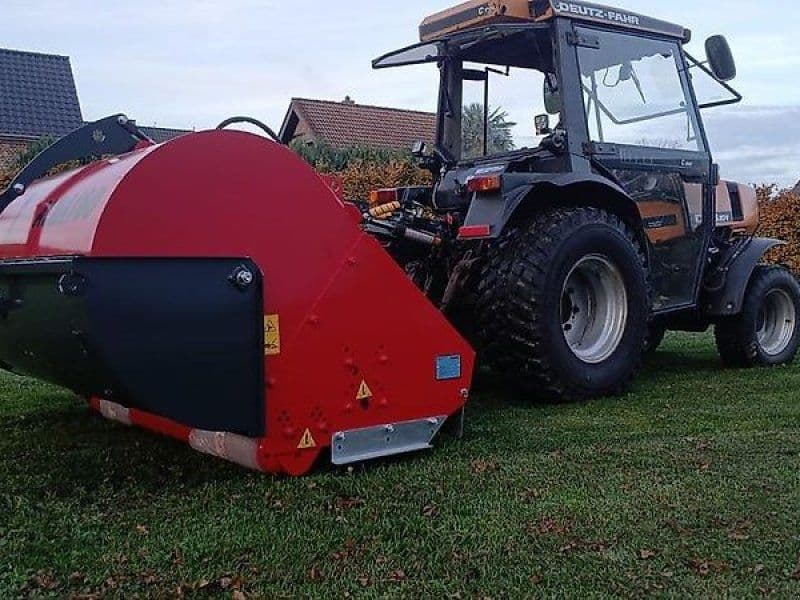 Omarv Sammel Schlegel  mit Sammelbehälter