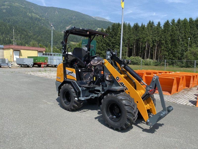 Giant G 2500 HD mit abklappbaren Fahrerschutzdach