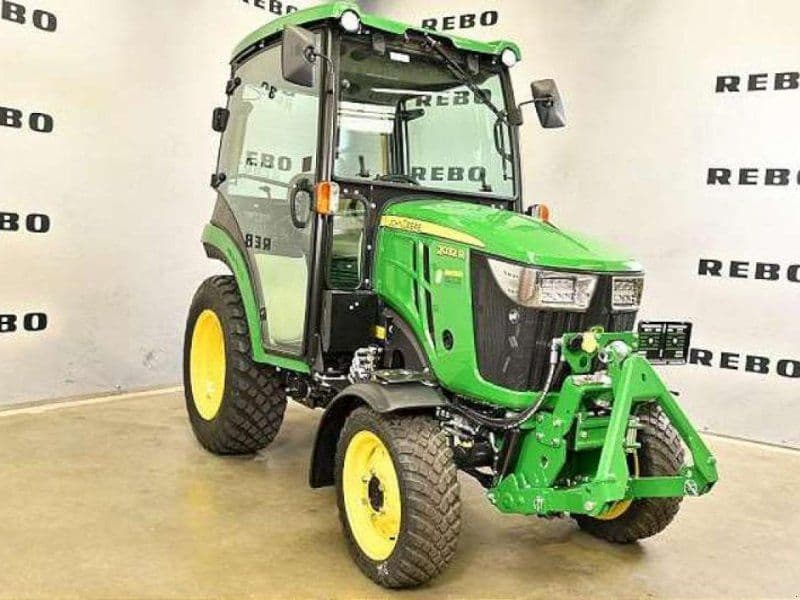 John Deere 2032R TRAKTOR