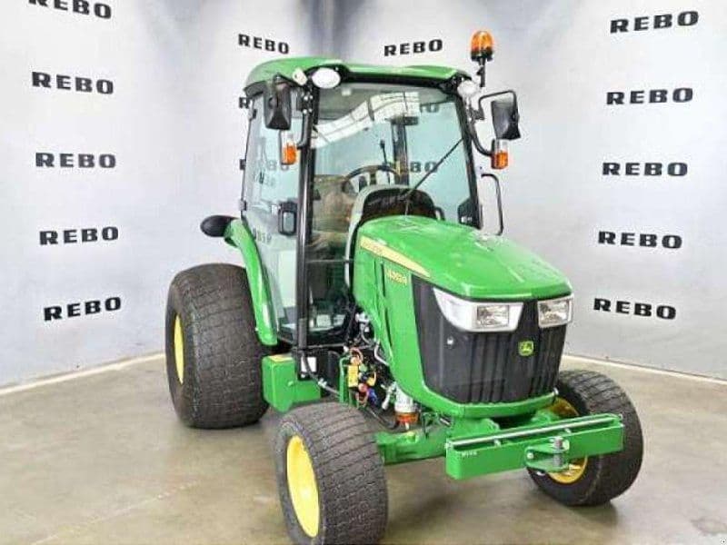 John Deere 4052R TRAKTOR