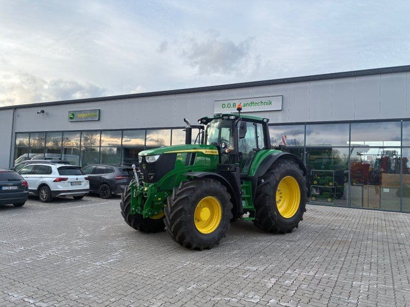 John Deere 6M 220