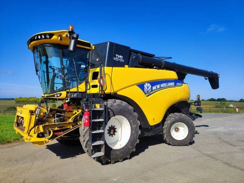 New Holland CR8.90
