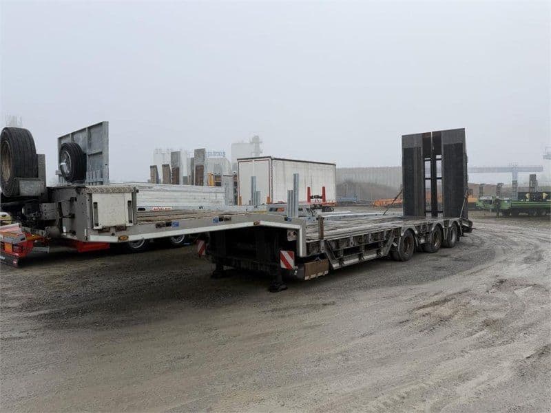 Humbaur HTS30 3 Achs Sattel mit Radmulden