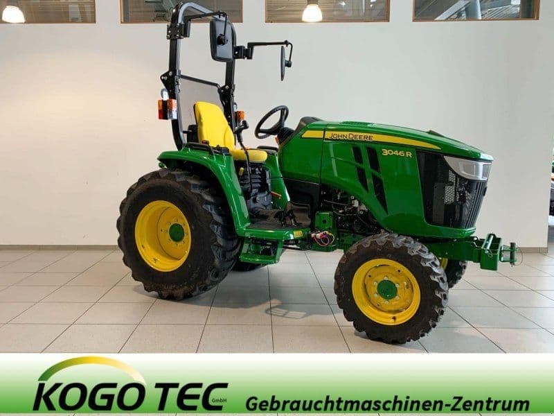 John Deere 3046R