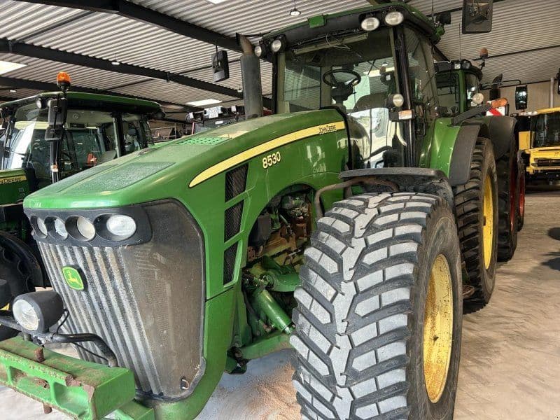 John Deere 8530