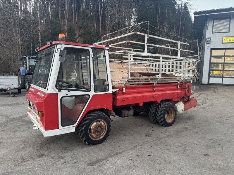 Lindner T 3500 S mit Ladewagenaufbau und Mistreuer