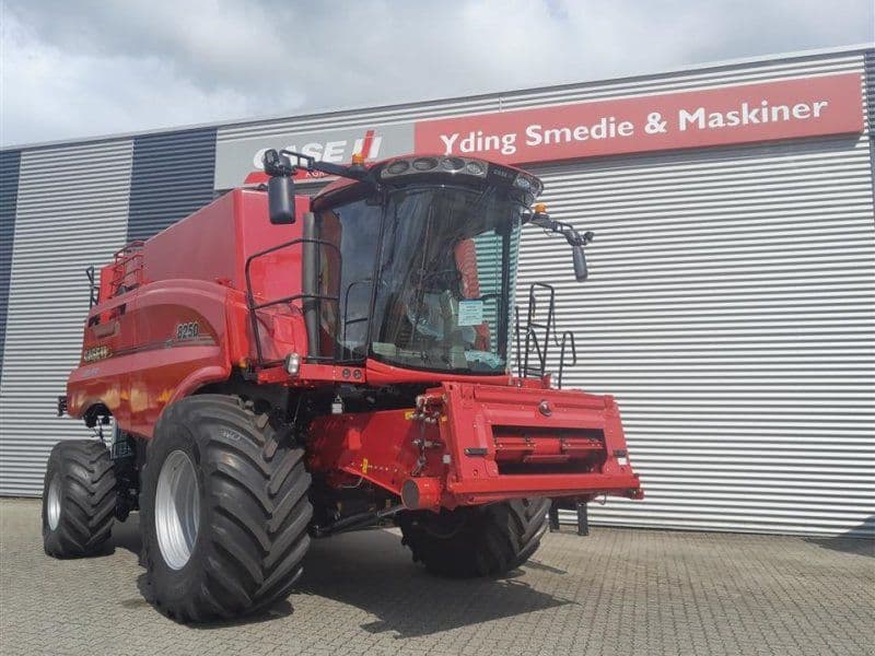 Case IH 8250 Axial-Flow 8250 med 35 fod varioskærebord