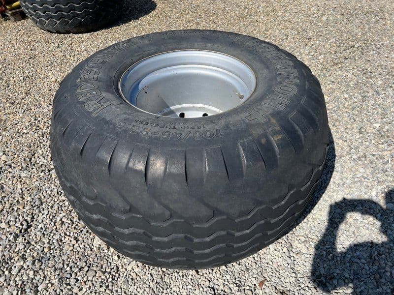 Vredestein Flotation + in der Größe 700/45-22,5 auf einer 10-Loch Felge mit