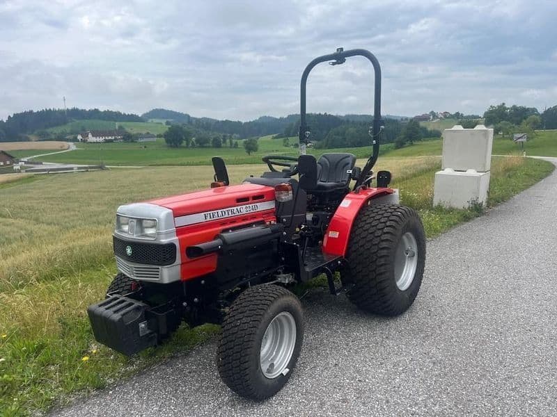 FIELDTRAC 224D mit Rasenbereifung & Allrad –