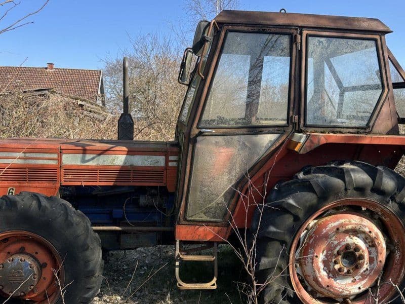 Same 90 hk. Starter og kører fint. Skal have 1 nyt bagdæk, er sprunge