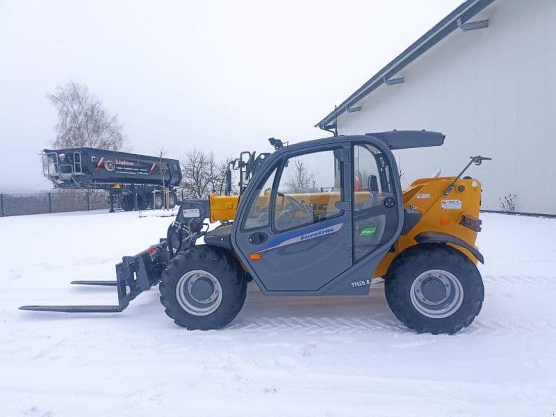 Eurotrac Teleskoplader TH25.6 mit Schaufel und Palettenga