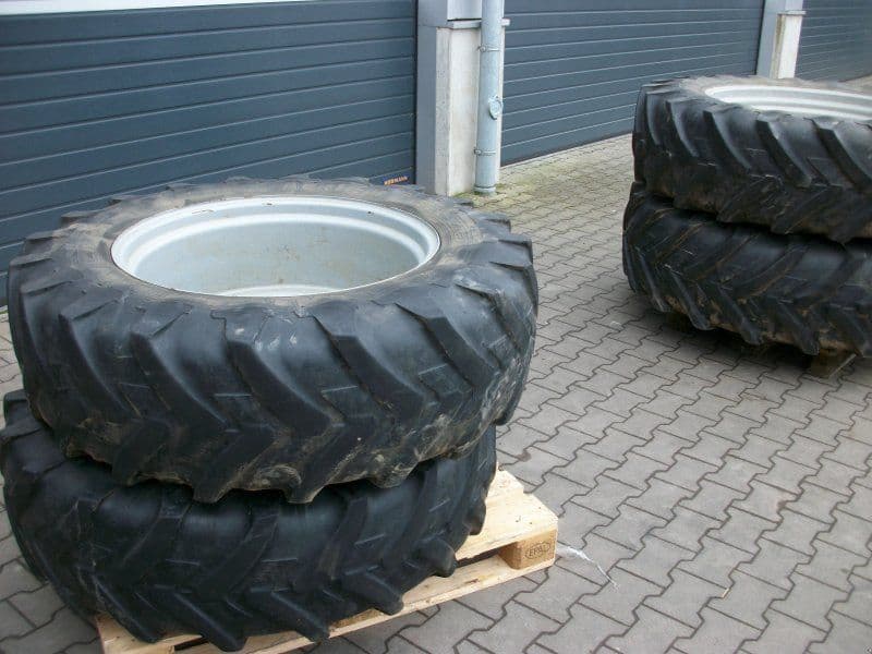Michelin 13.6 R28 auf Felge