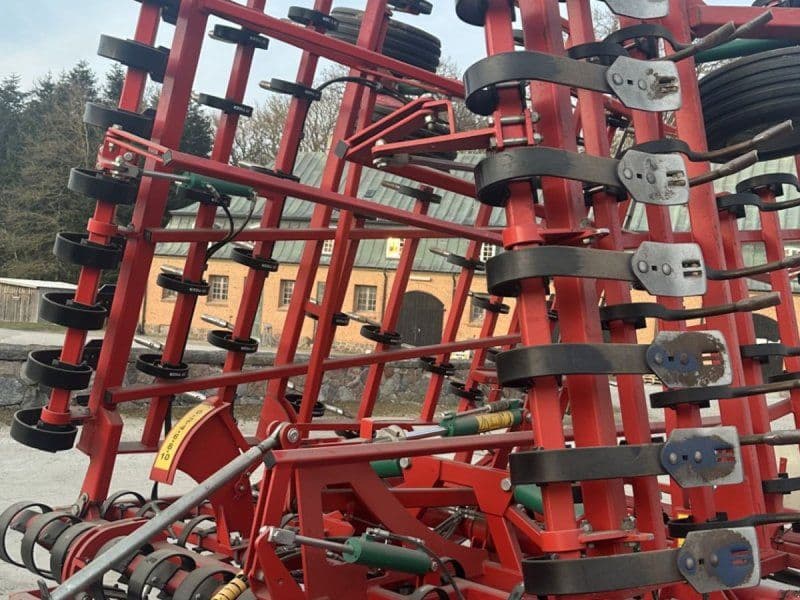 Kverneland Tiger 8 meter. Med rotorsmulrer. Årg. Met velholdt harve.