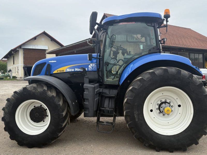 New Holland T7040 Auto Command