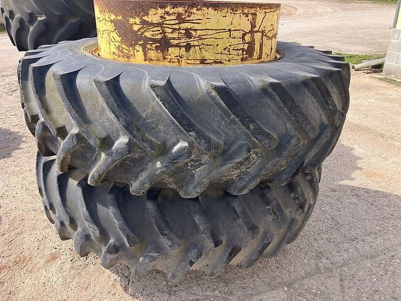 Zwillingsräder 20.8R42 an 42 Zoll Hauptrad