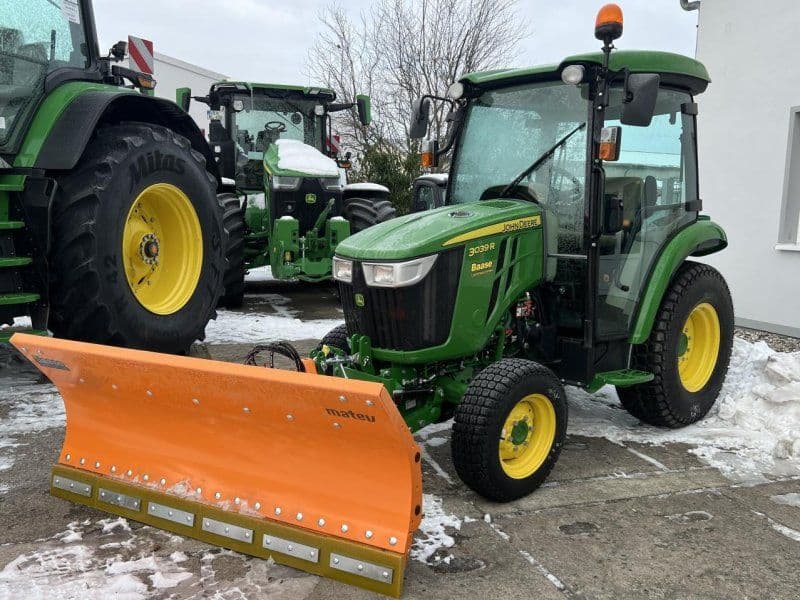 John Deere 3039R mit Frontzapfwelle