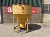 Betonstortkubel staand rond onderlosser - Afbeelding 1