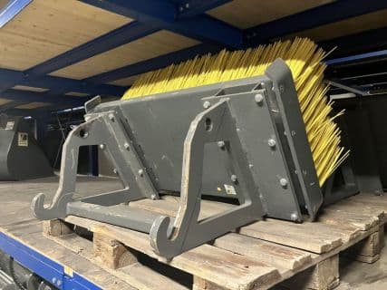 Bressel & Lade Kehrbesen 1m mit Weidemann Aufnahme