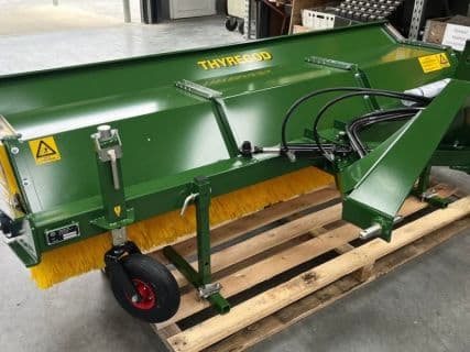 Thyregod TK 2800 med nylon børster og hydraulisk sving. brede 2800 og fej