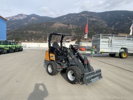 Giant G 2300 HD mit abklappbarem Fahrerschutzdach