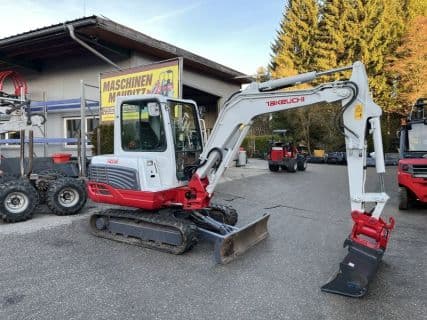 Takeuchi TB 235 mit Powertilt