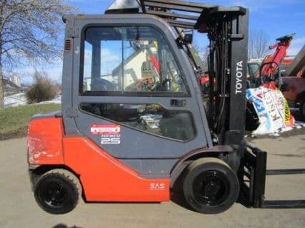 Toyota 8FDF25 Tripl 4,7mSeitenschieber mit Zinken