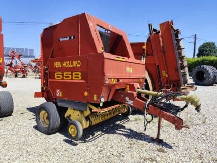 New Holland Presse à balles rondes 658