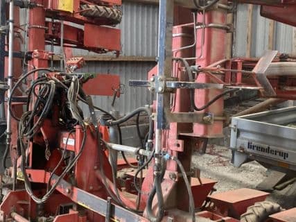 Becker 12 rækket såmaskine med udstyr til flydende gødning. Fronttank m