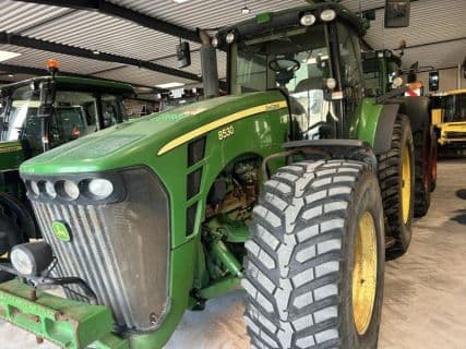 John Deere 8530
