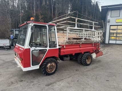 Lindner T 3500 S mit Ladewagenaufbau und Mistreuer