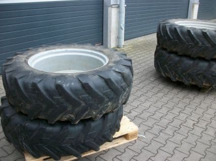 Michelin 13.6 R28 auf Felge
