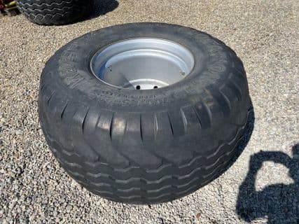 Vredestein Flotation + in der Größe 700/45-22,5 auf einer 10-Loch Felge mit
