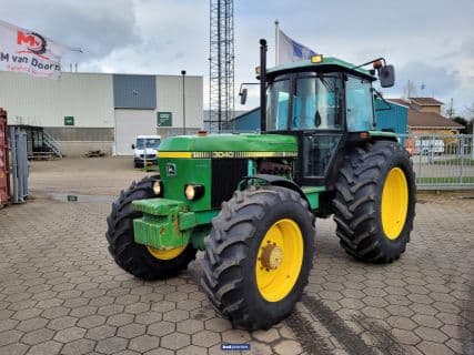 John Deere 3040.