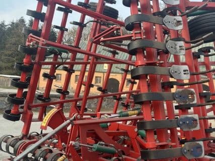 Kverneland Tiger 8 meter. Med rotorsmulrer. Årg. Met velholdt harve.