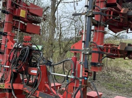 Becker 12 rækket såmaskine med udstyr til flydende gødning. Fronttank m