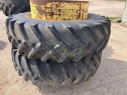 Zwillingsräder 20.8R42 an 42 Zoll Hauptrad