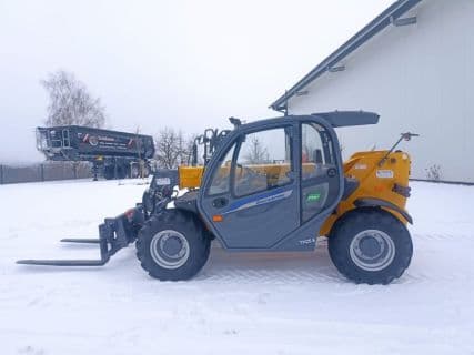 Eurotrac Teleskoplader TH25.6 mit Schaufel und Palettenga